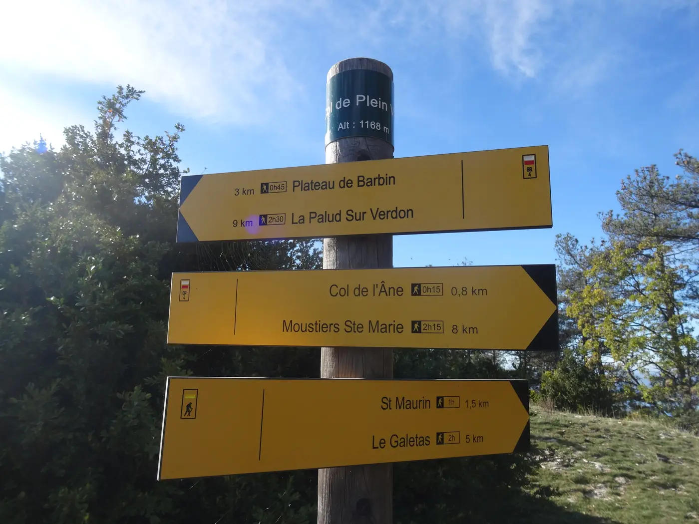 Wanderwegweiser am Col de Plein Voir (1168 m), mit den Richtungen Col de l'Âne, La Palud-sur-Verdon und Moustiers-Sainte-Marie, Gorges du Verdon