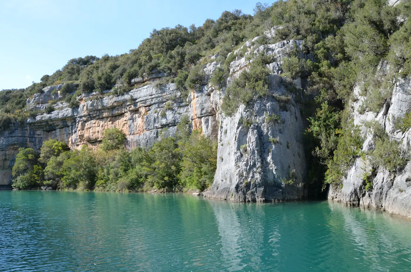 Falaise calcaire et eau turquoise dans les Gorges de Baudinard, canyon entre le lac de Sainte-Croix et les Basses Gorges du Verdon