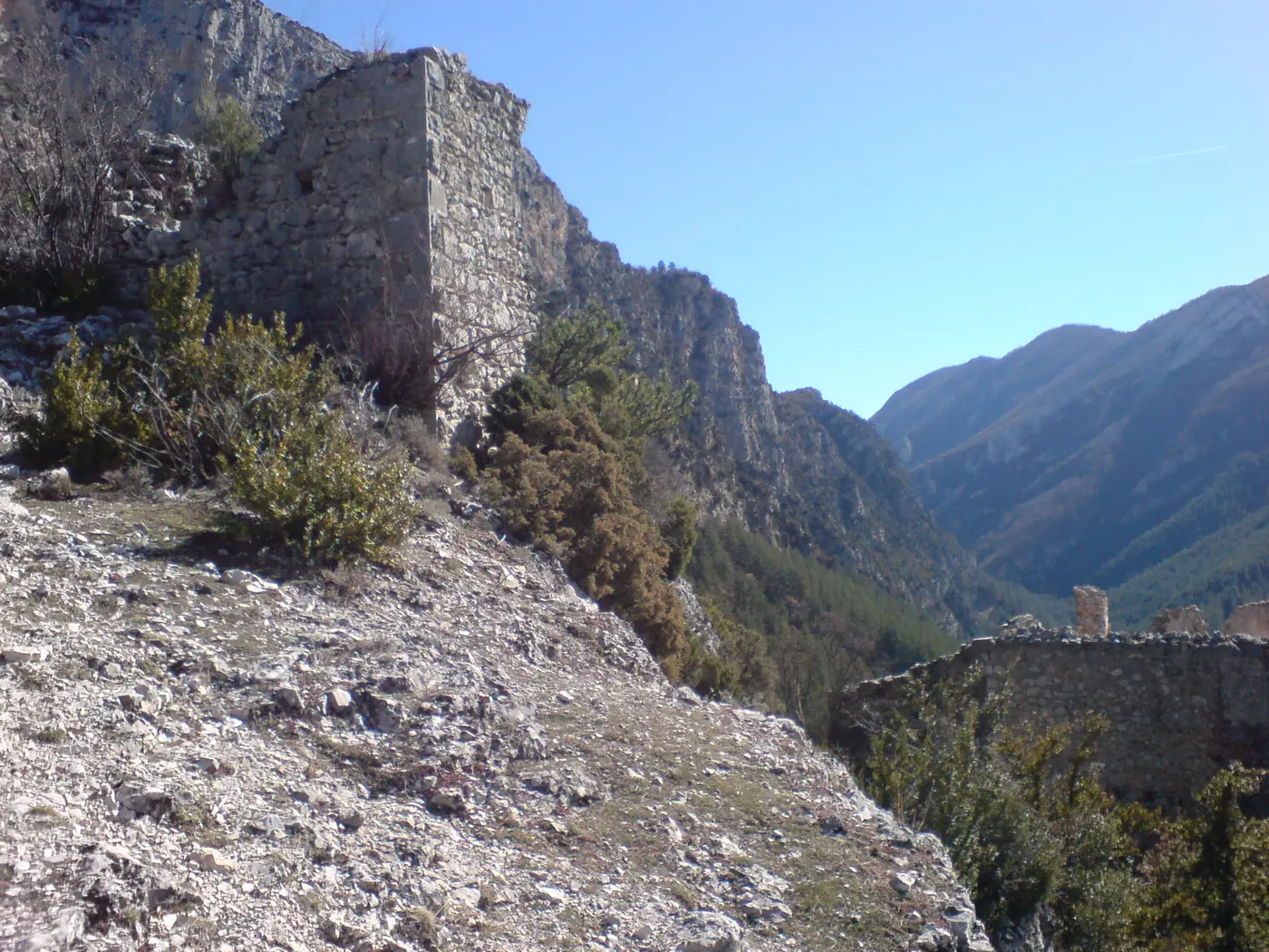 La tour en ruine au-dessus de la chapelle Saint-André, à l'entrée des Gorges de Trévans, Estoublon