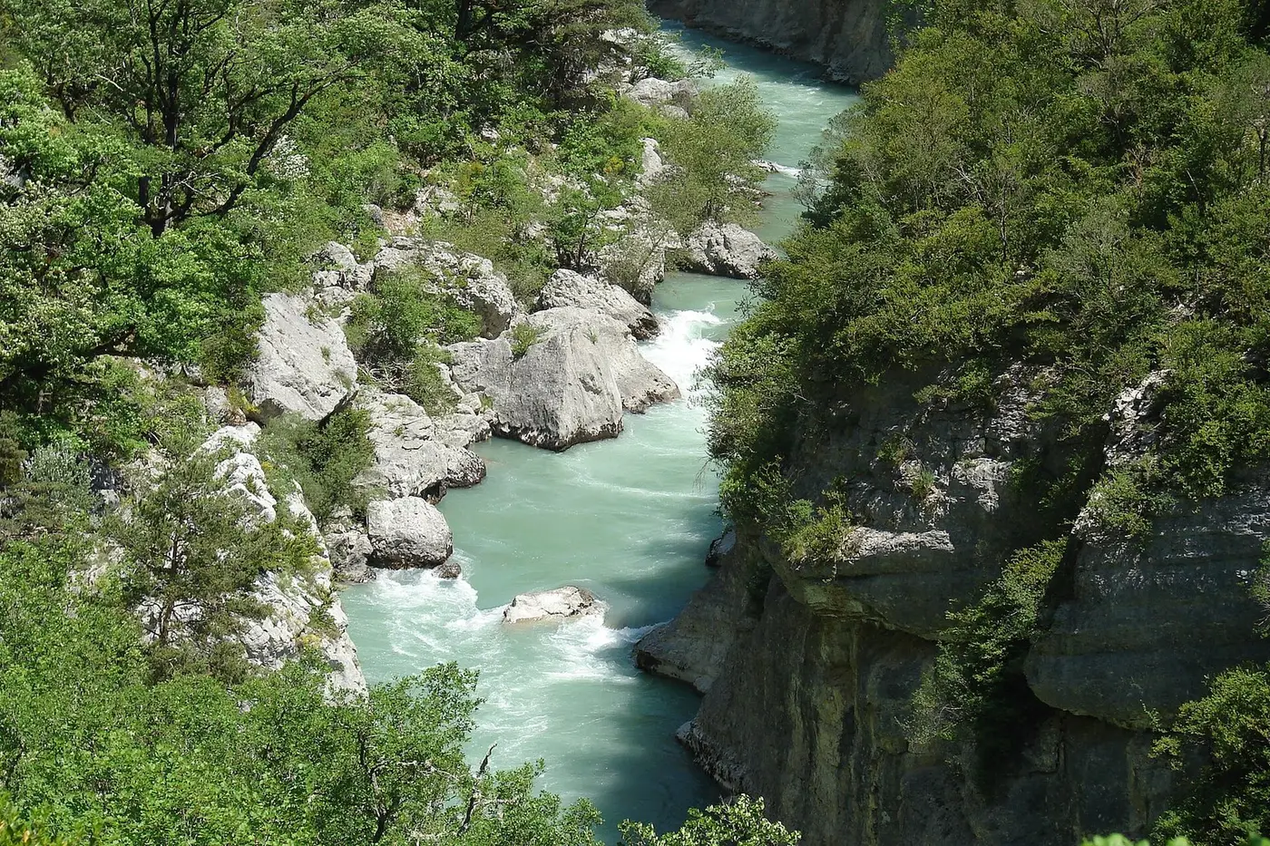 Le Verdon turquoise dans les rapides au fond des gorges, vu du sentier Blanc-Martel