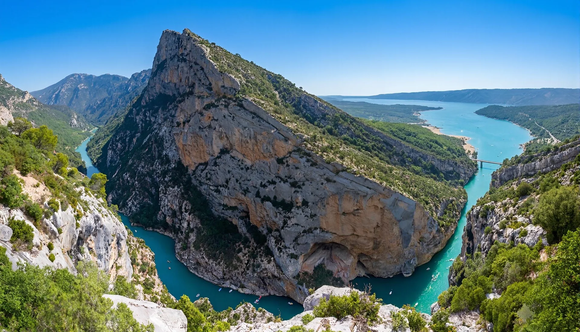 Vue plongeante sur le canyon des Gorges du Verdon, le plus profond de France