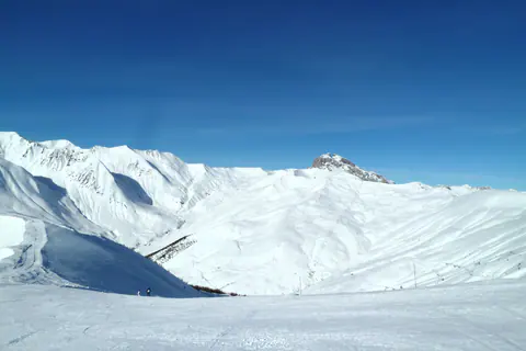 Verschneite Pisten des Skigebiets La Foux d'Allos unter blauem Himmel, im Haut-Verdon, im Januar