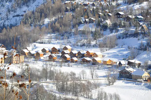 Die Chalets von Le Seignus im Val d'Allos, unter frischem Schnee und Wintersonne, im Haut-Verdon