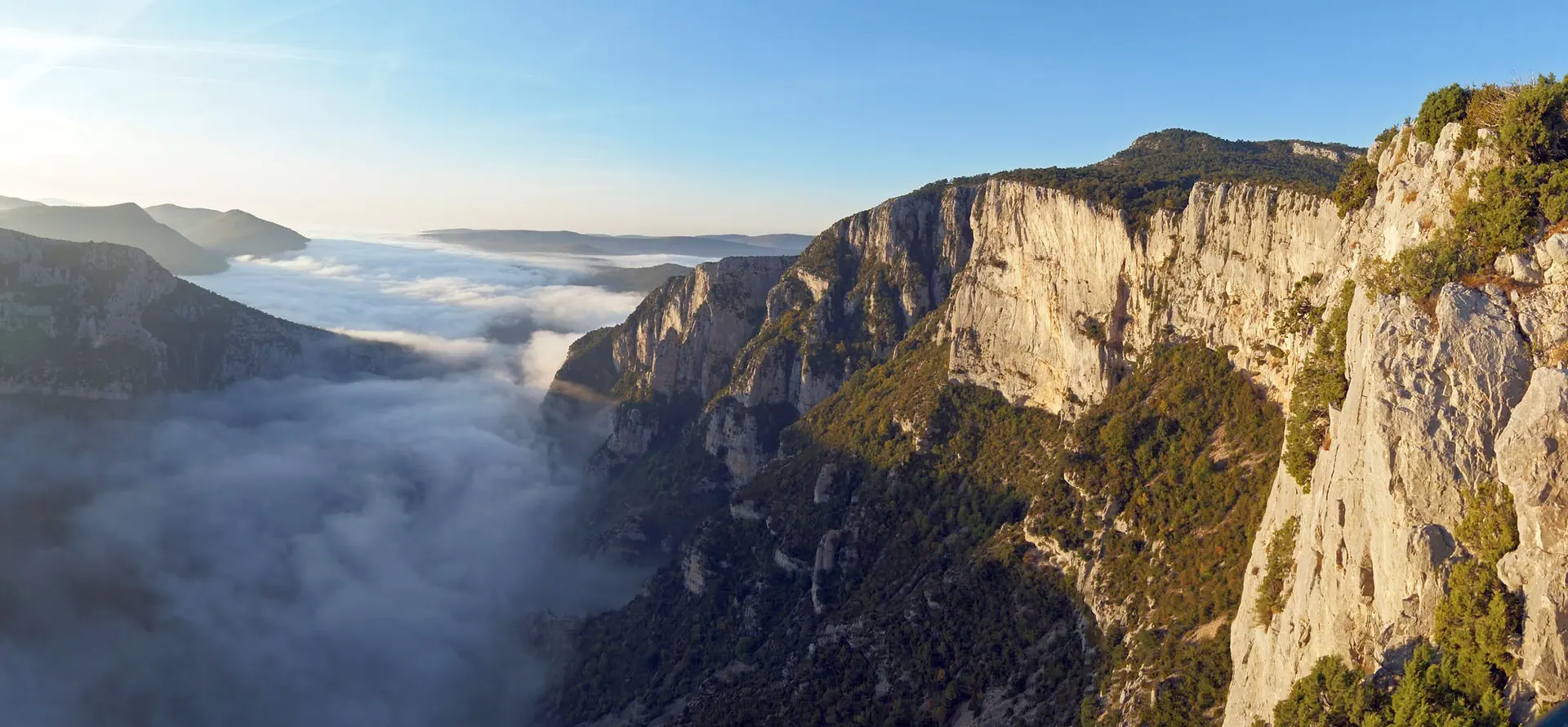 Wolkenmeer bei Sonnenaufgang im Grand Canyon du Verdon, die Kalkfelsen im Oktoberlicht
