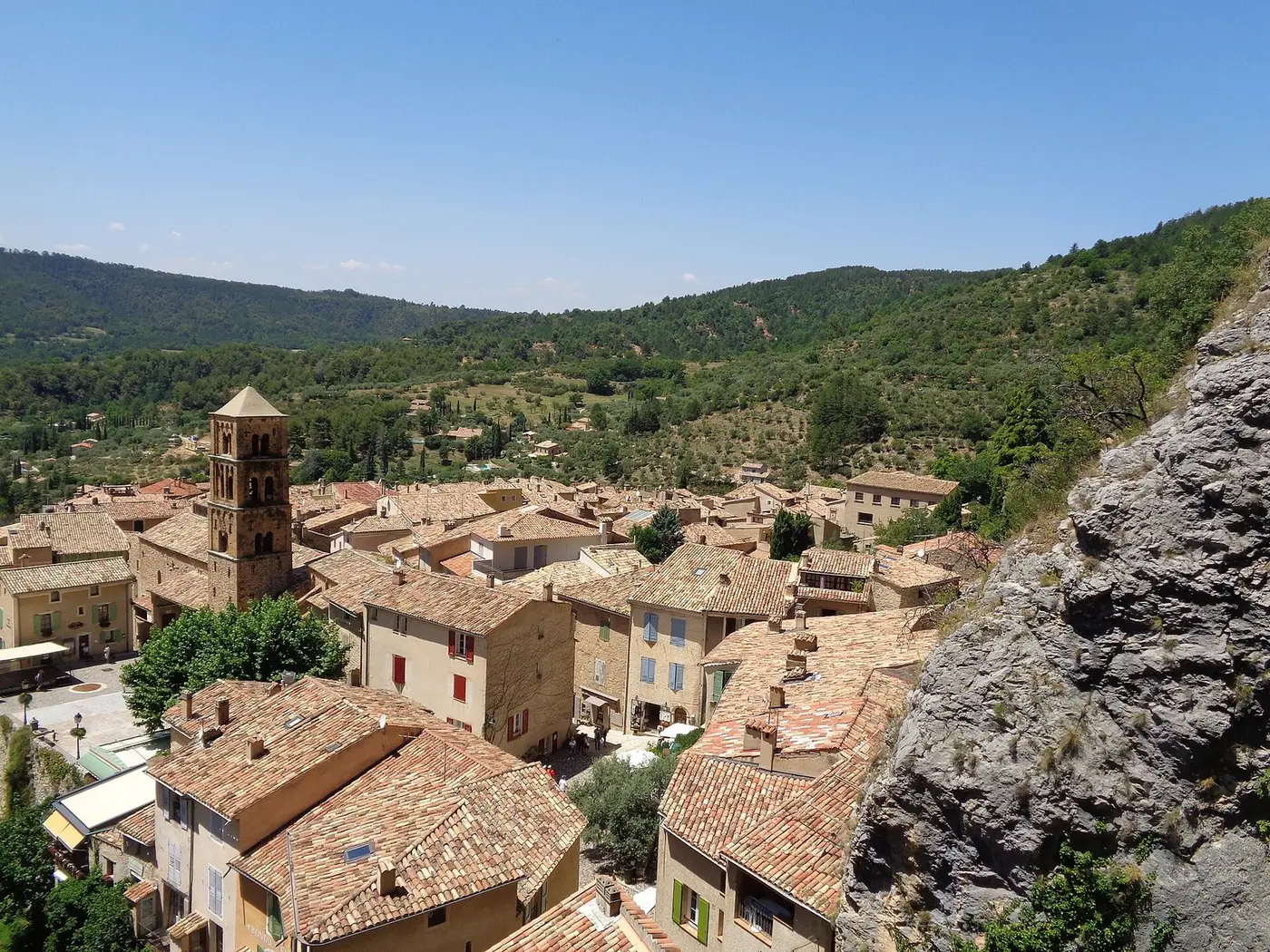 Les toits de Moustiers-Sainte-Marie et le clocher roman de son église, vus des hauteurs du village