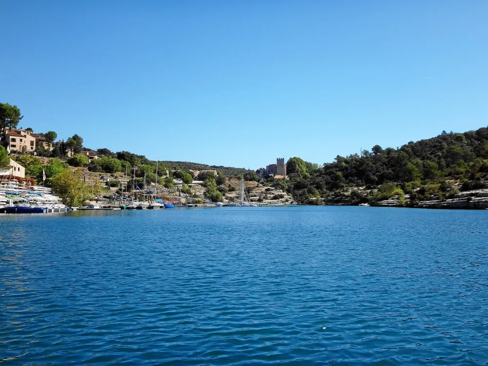 Le village d’Esparron-de-Verdon vu depuis son lac, au terminus des basses gorges