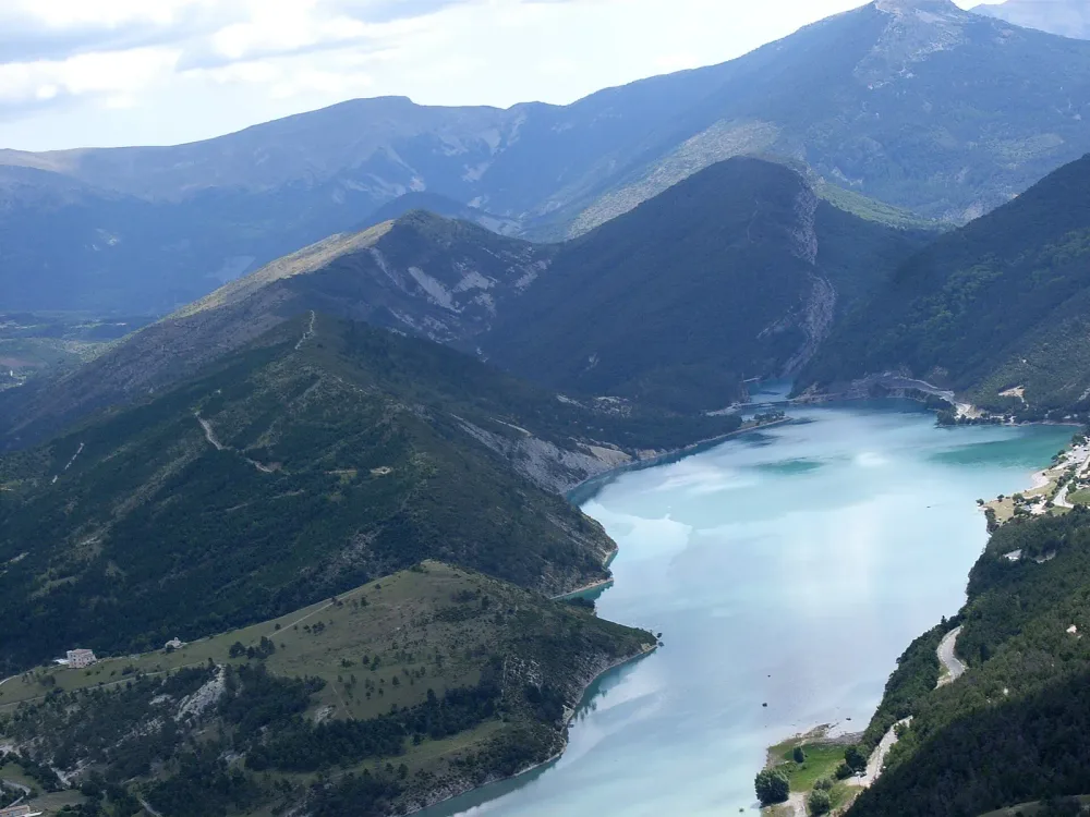 Le lac de Castillon vu depuis un parapente au-dessus de Saint-André-les-Alpes