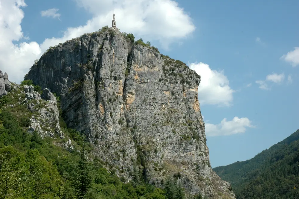 Le Roc de Castellane, piton calcaire couronné par la chapelle Notre-Dame-du-Roc, dominant la porte est des Gorges du Verdon