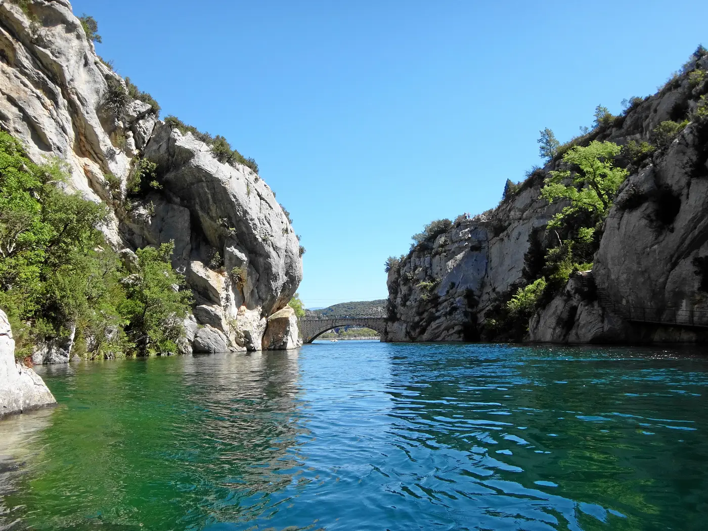 Le Pont de Quinson et les eaux émeraude du Verdon dans les Basses Gorges, départ du sentier du Garde-Canal