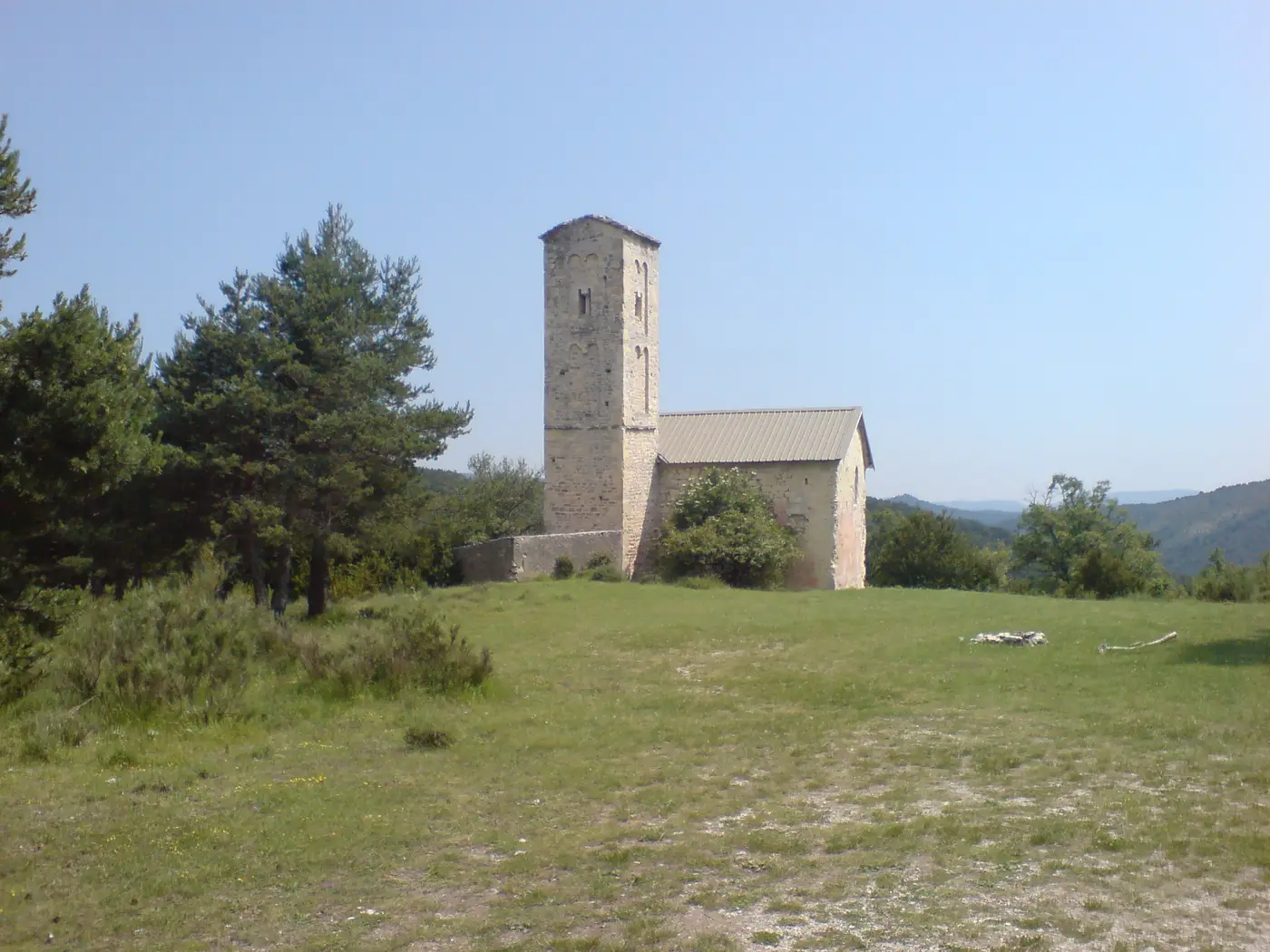 La chapelle romane Saint-Thyrse (XIIe siècle), sur le parcours du Tour de Robion, commune de Castellane